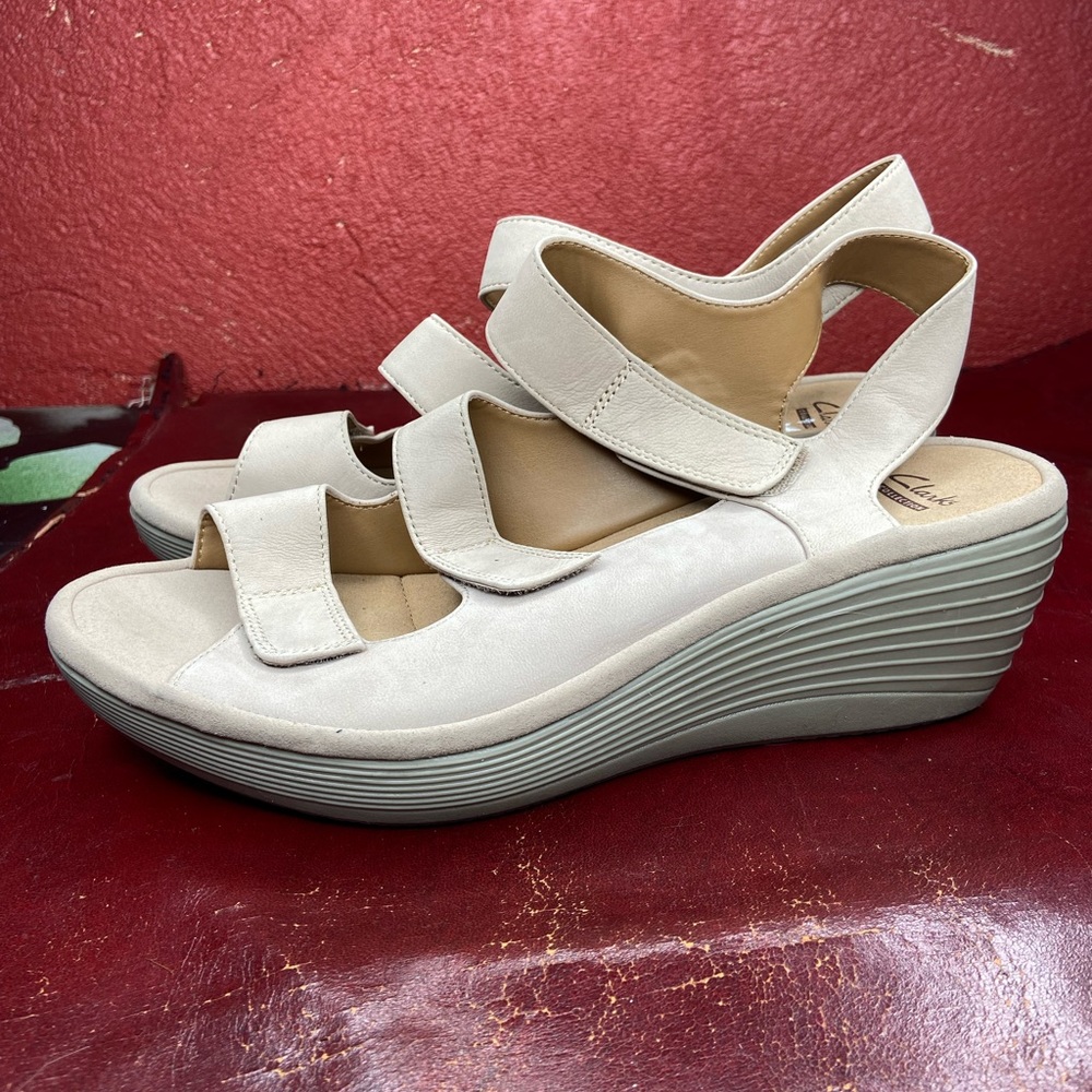 NWOT Beige Leather Clarks Soft Cushion Sandal Size 9W